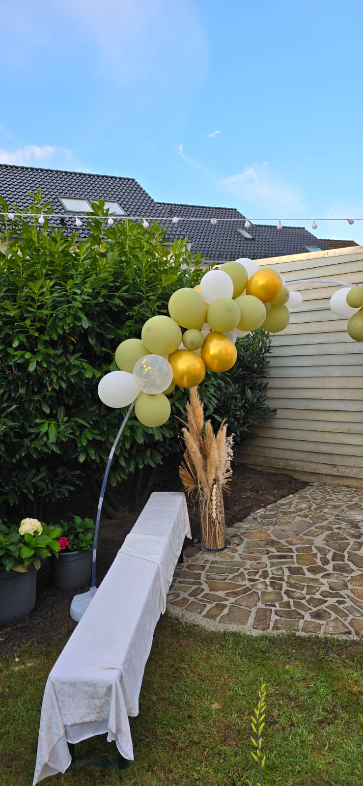 Ballongirlande im Garten