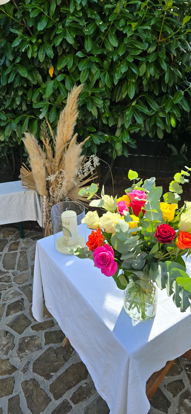 Blumendekoration mit Traukerze