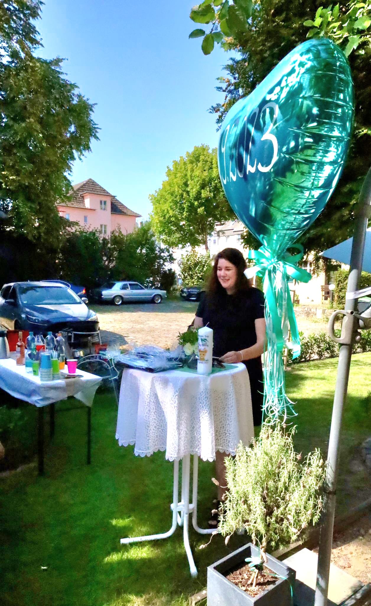 Rebekka Schäfer bei einer Feier im Garten