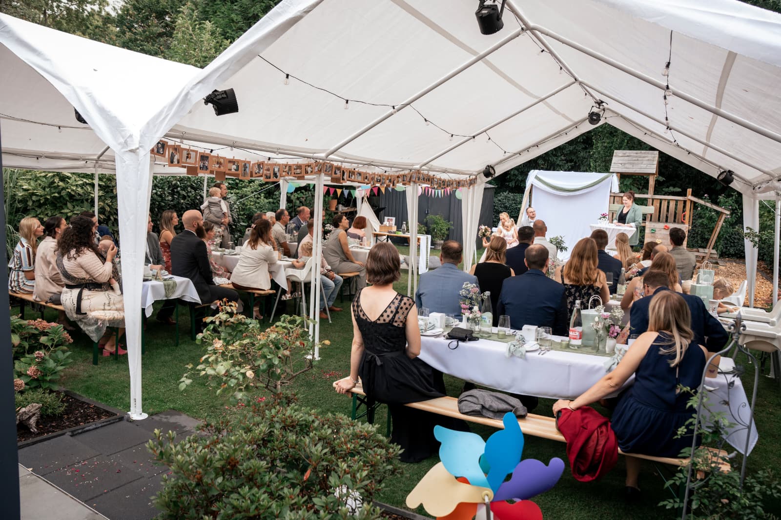 Freie Trauung unter einem Festzelt im Garten